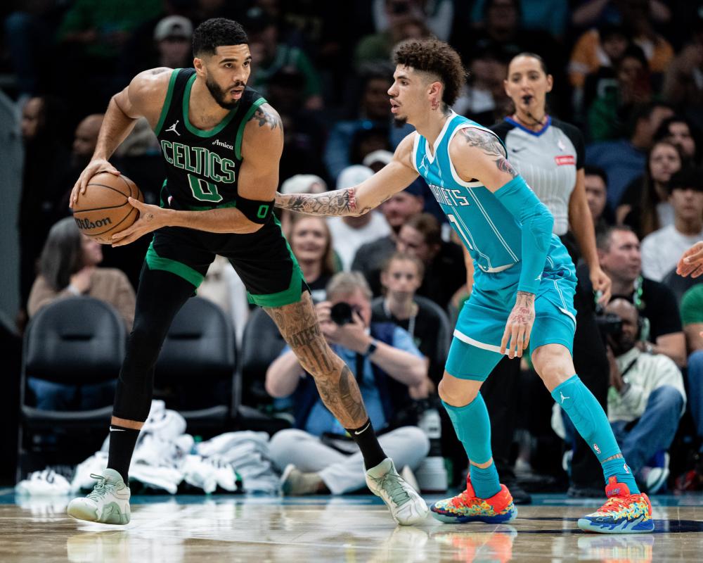 围的青年足 围的青年足